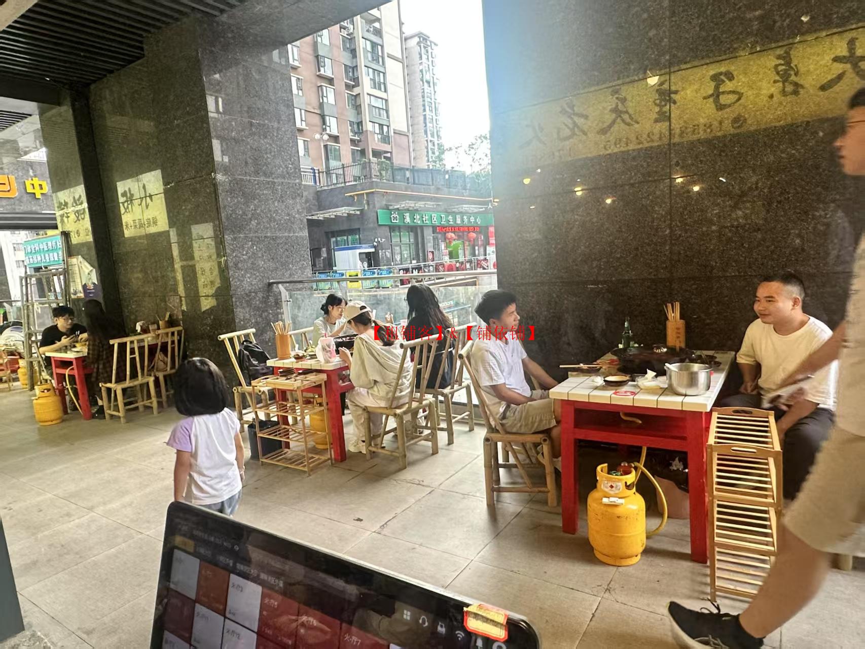 花溪贵大学府里151平餐饮店转让